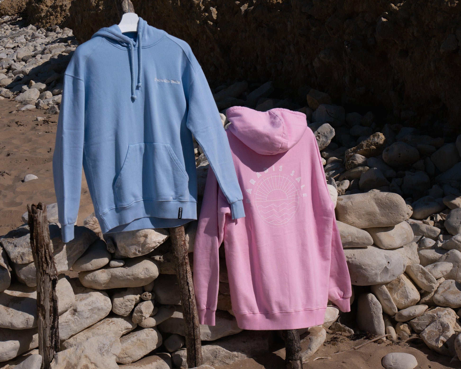 Ici découvres nos différents hoodies capuches et sweat col ronds mixte et coupe femme aussi 